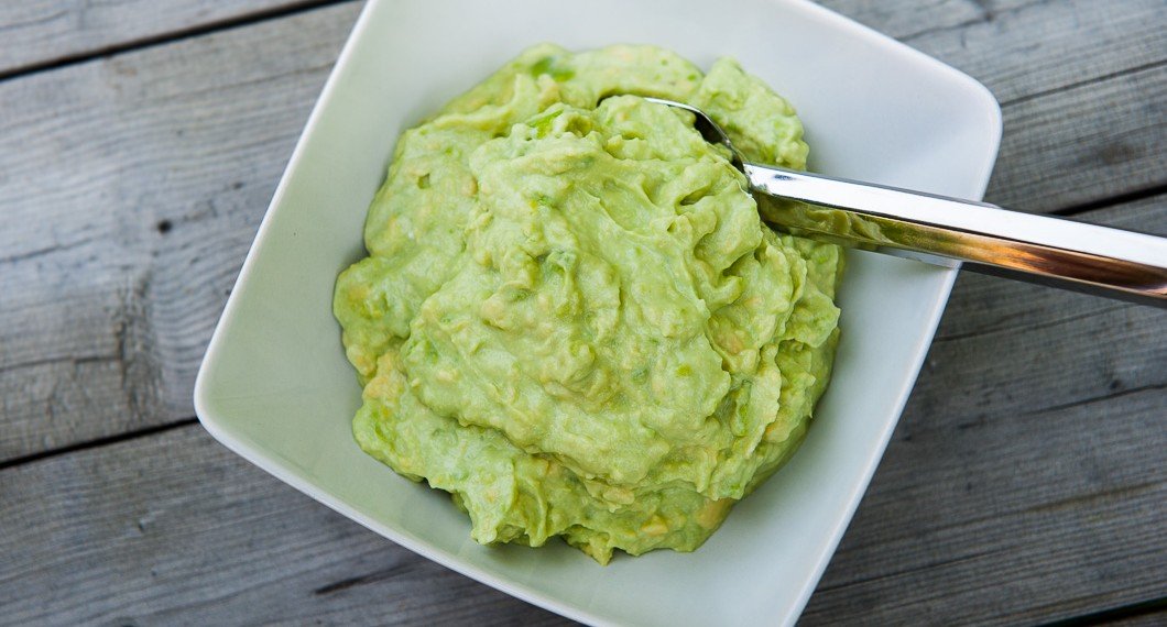 Chunky guacamole i skål