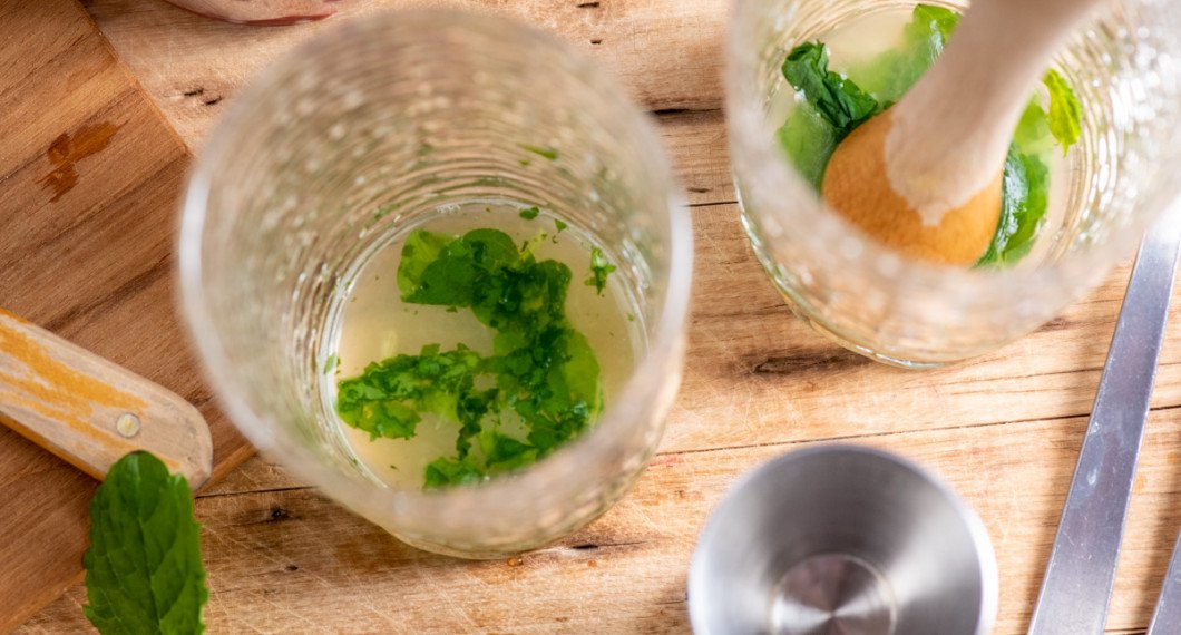 Myntan mortlas med citron och sockerlag. 