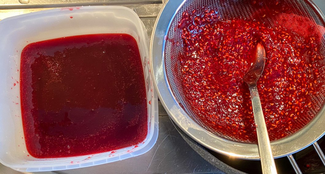 Hallonfyllningen till pralinen gör du av passerade hallon, socker samt något blad gelatin. 