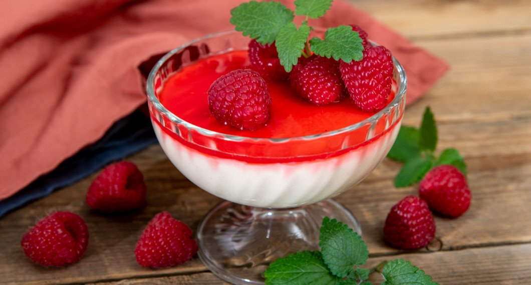 Hallonpannacotta i dessertskål 
