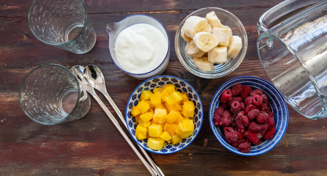 Till smoothien behöver du vaniljyoghurt, mango, banan och hallon. 