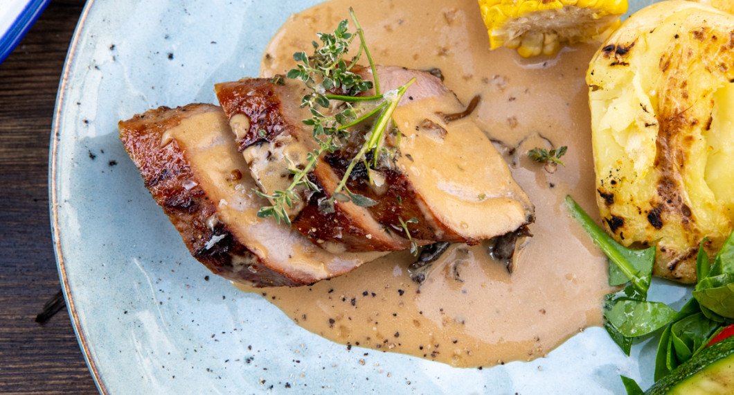 Ytterfilé av vildsvin passar bra ihop med en smakrik gräddig sås med torkade trattkantareller eller liknande krämig sås. 
