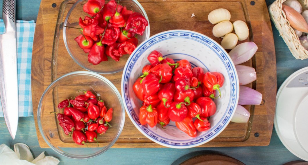 Några starka goda chilisar - från vänster Fatali, Bellpeppers och stora skålen med Habaneros. Alla mycket starka och goa.  