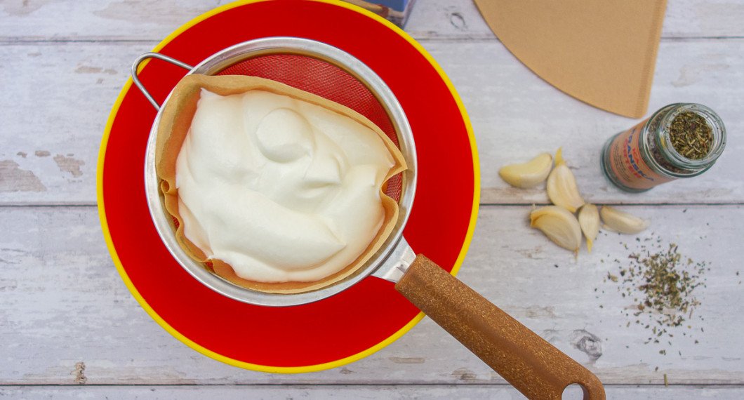 Färskosten är enkel att göra - låt yoghurt eller fil rinna av några timmar i ett kaffefilter. 
