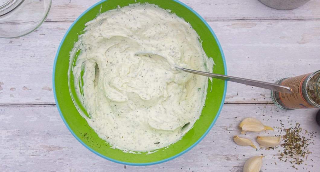 Låt gärna färskosten stå med kryddningen några timmar eller någon dag för att få en rundare och godare smak. 