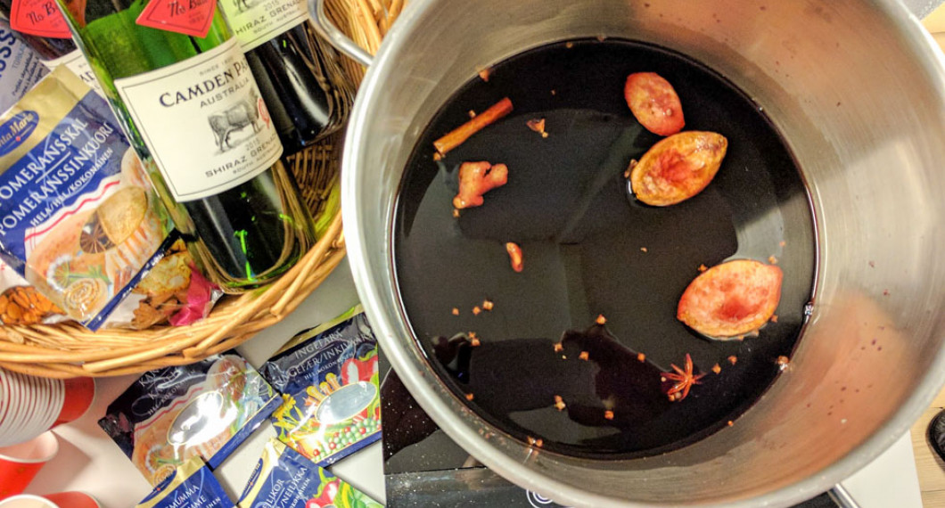 Låt rödvin stå och dra med glöggkryddor så blir det jättegott. 