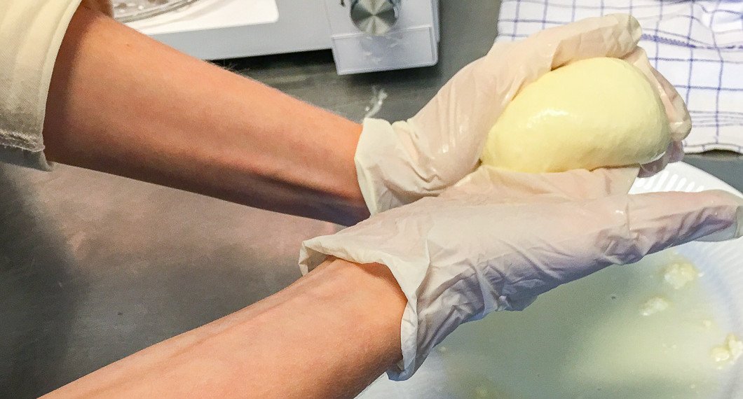 Osten viks sedan ihop till likt platta bullar - mozzarellaostar