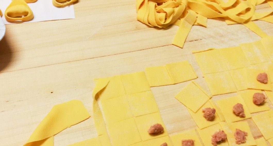 Kavla ut pastadegen med en pastamaskin eller kavel på trä-bakbord med lite mjöl och skär till önskad pasta (och fyll ev. till tortellonis). 