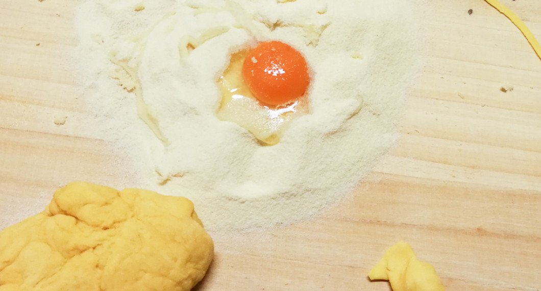 Lägg äggen i en grop med mjöl runt om och blanda ihop degen lite vatten i taget. 