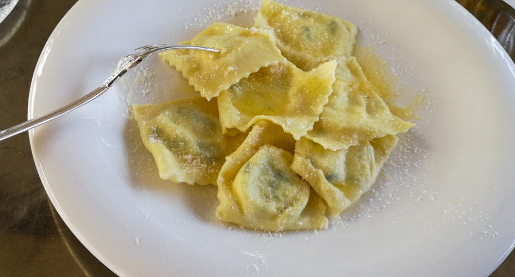En tallrik färsk tortelloni eller pastakuddar. 