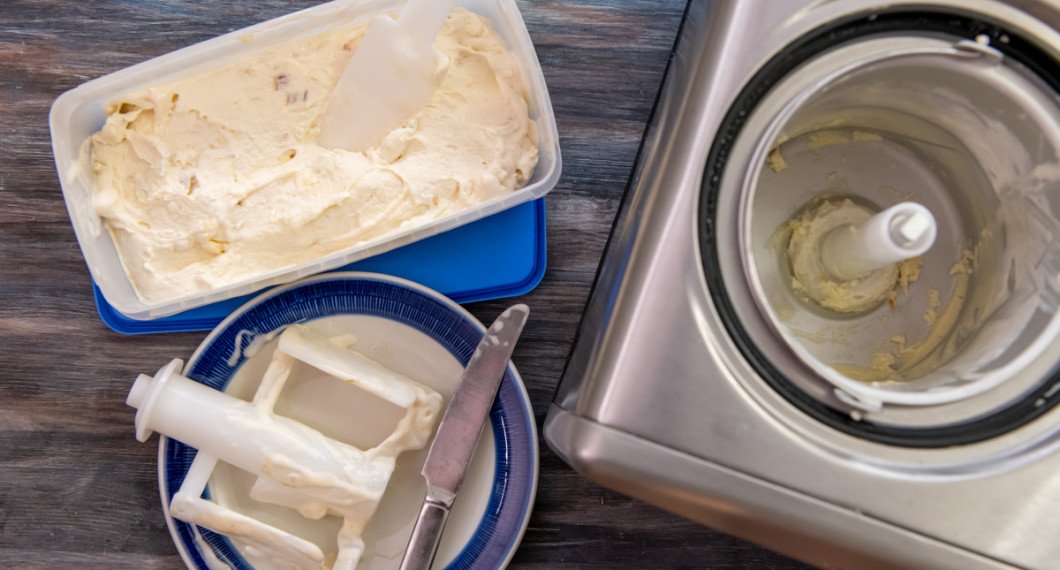 Lägg över glassen i en bunke och servera nygjord eller frys in till senare servering. Gärna någon timme så den stelnar till extra. 