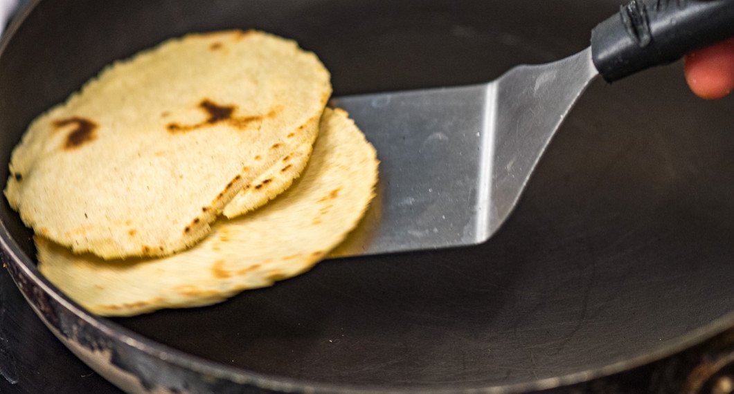 Stek och grädda några tortillas i taget i en stekpanna - gärna nonstick eller gjutjärn