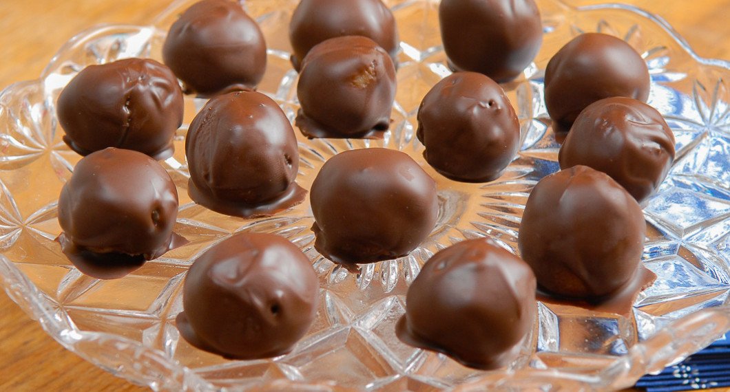 Hemgjorda mozartkulor på fat