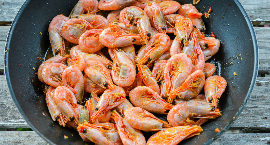 Fräs räkorna med skal med chili och vitlök i lite olja.