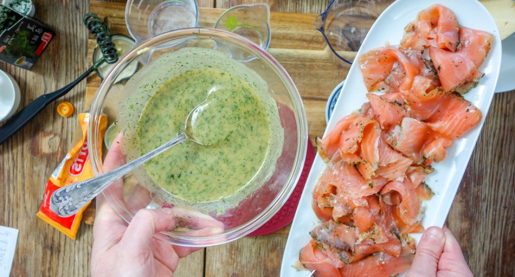Hemgjord hovmästarsås med gravlax på fat