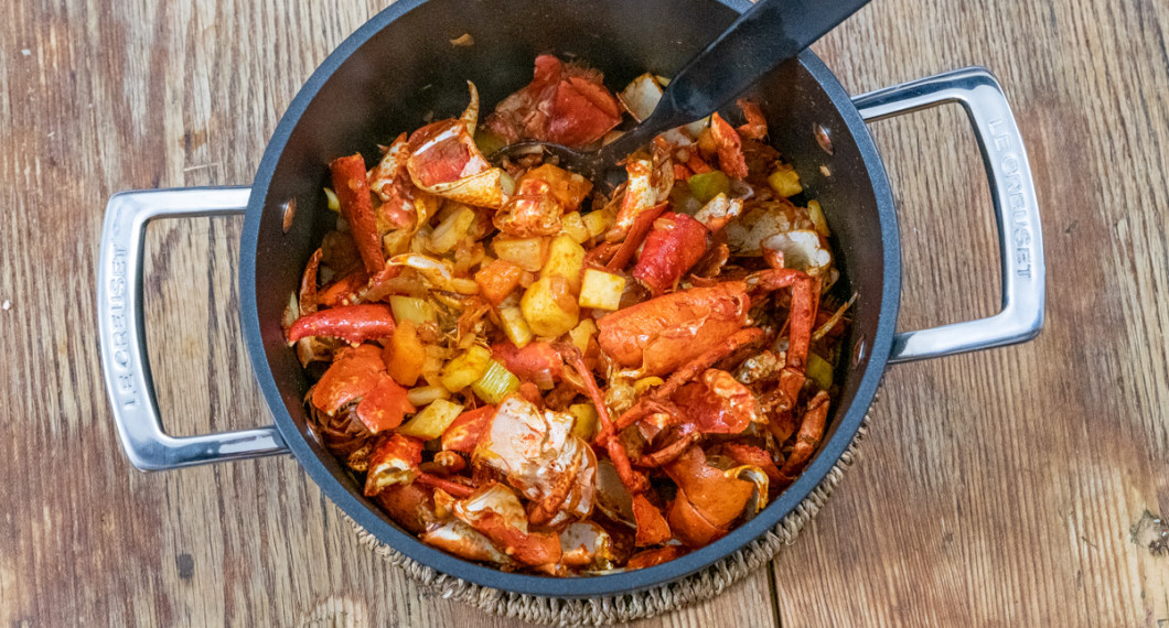 Hummerskalen kokas med grönsaker och kryddor för att få ut smaken till såsen. 