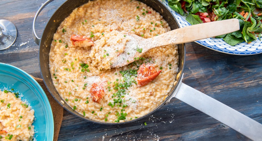 Till servering tillsätter du hummerkött, riven parmesan, grädde och smör sam värmer upp. Garnera med fina bitar hummer, gräslök och mer parmesan. bitar