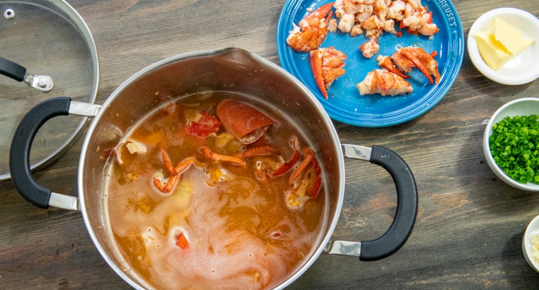 Koka en hummerfond på skalen tillsammans med lite gul lök, morot och chili. 