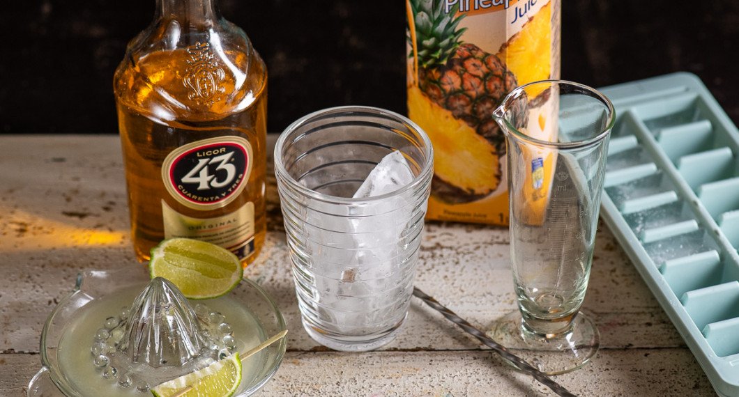 Till drinken behöver du färsk lime, Licor 43, is och ananasjuice.