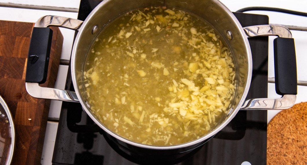 Skalad riven ingefära kokas med vatten och äppeljuice