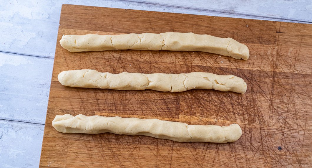 Forma tre längder lika breda som bakplåten du ska baka på. 