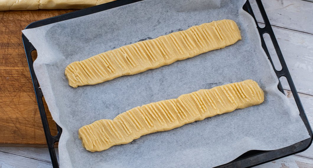 Tryck ut degen med en gaffel så den blir ca 5 cm bred. 