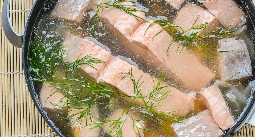 Inkokt lax i panna med dill och lag