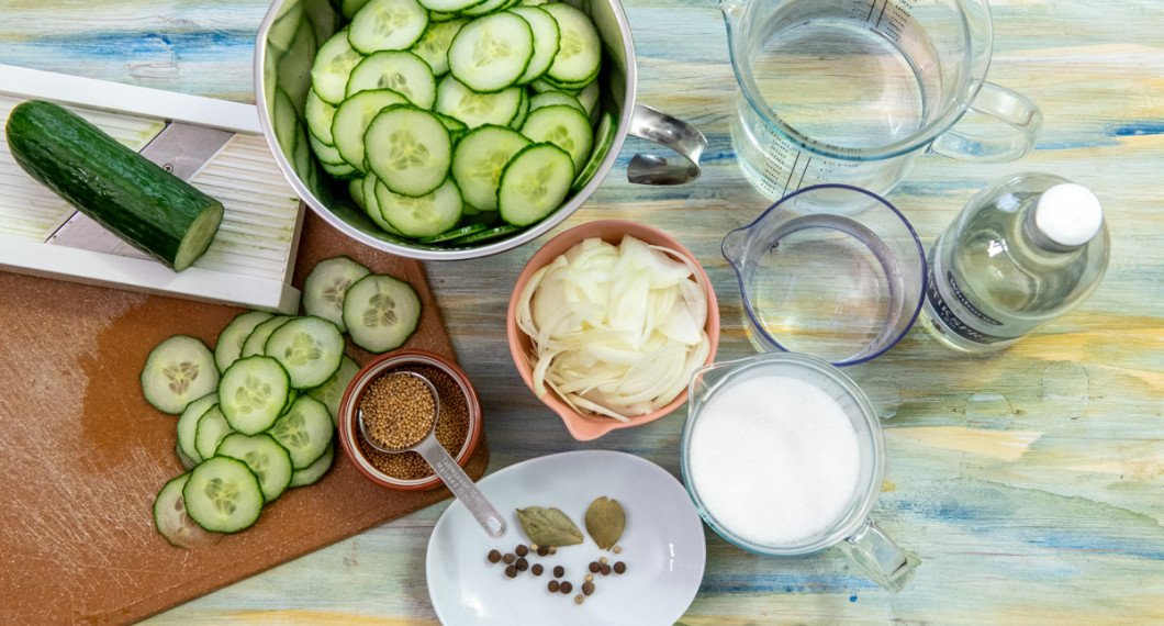 Till inläggningen behöver du slanggurka, senapsfrön, lök, kryddpeppar, vitpeppar, lagerblad, socker, ättika och vatten.