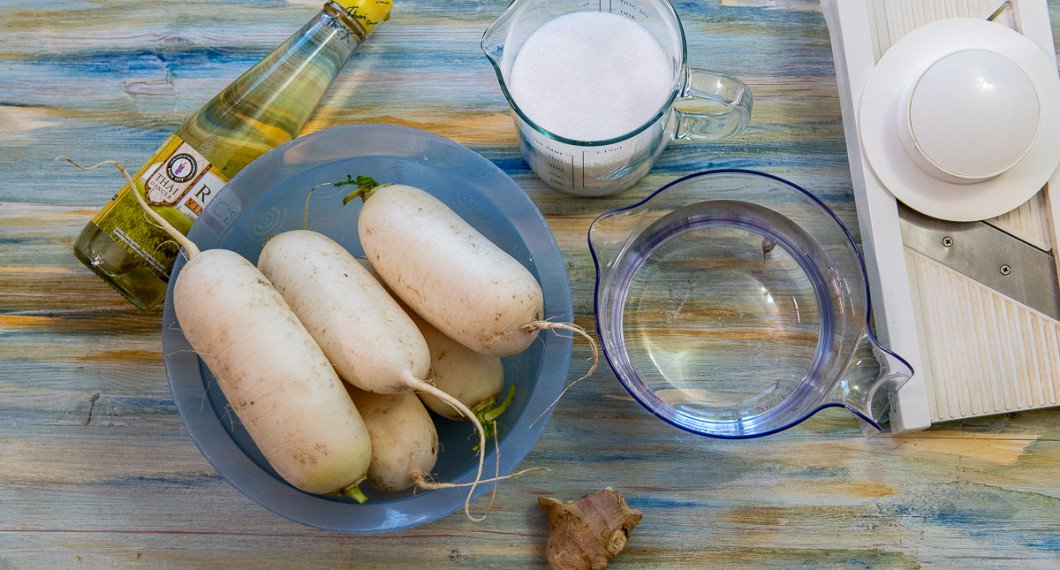 Till den inlagda rättikan behöver du risvinäger, rättika, socker, vatten, färsk ingefära, salt och en mandolin. 