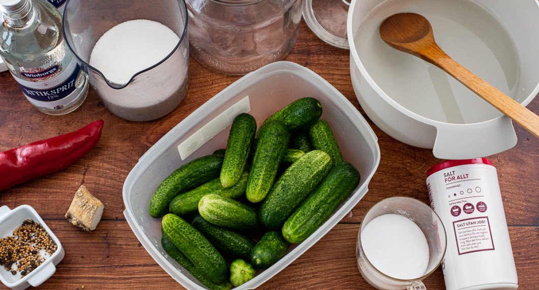 Ingredienser till smörgåsgurkan: Västeråsgurka, senapsfrön, hel svartpeppar, pepparrot, spetspaprika, ättika, socker, salt och dillkronor utanför bild. 