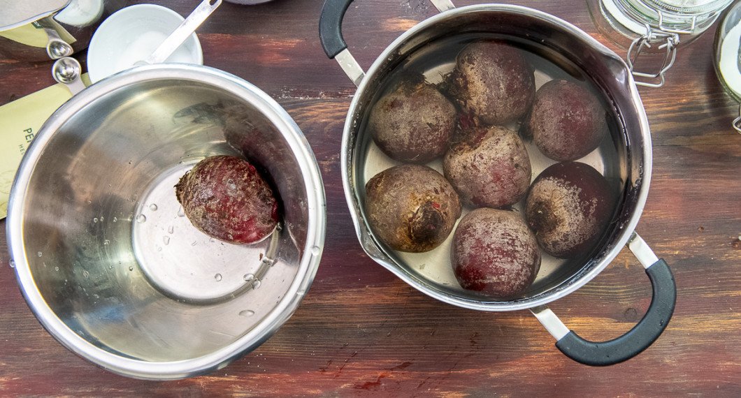 Skölj rödbetorna och lägg i en kastrull. Täck med vatten. 