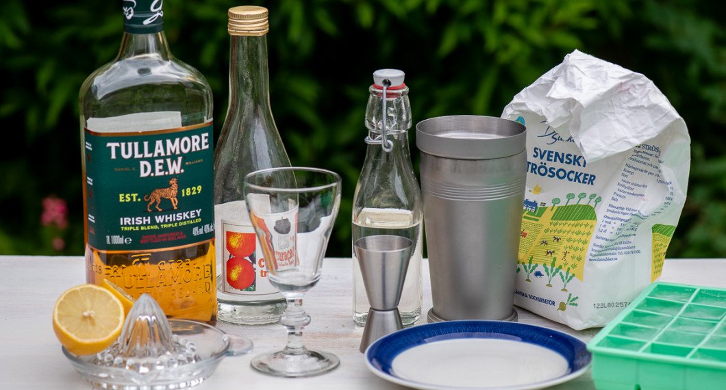 Till drinken behöver du irländsk whiskey, citron, Triple Sec apelsinlikör, strösocker till sockerrand samt is. 