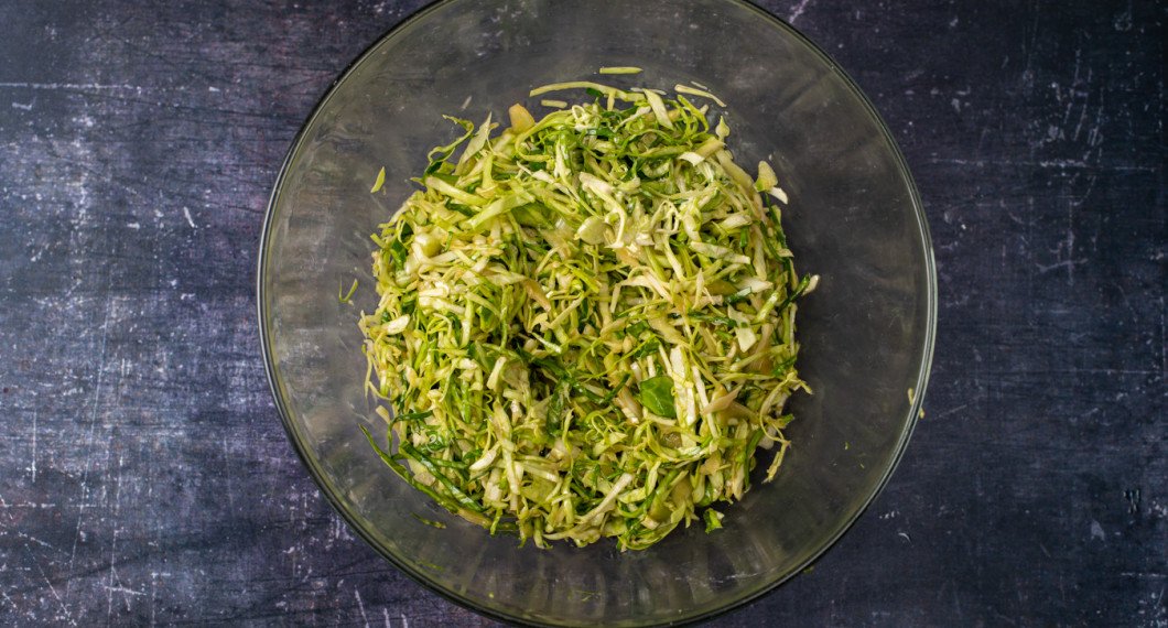 Blanda kålen med sesamolja, salt, soja och honung samt sedan med majonnäs. 