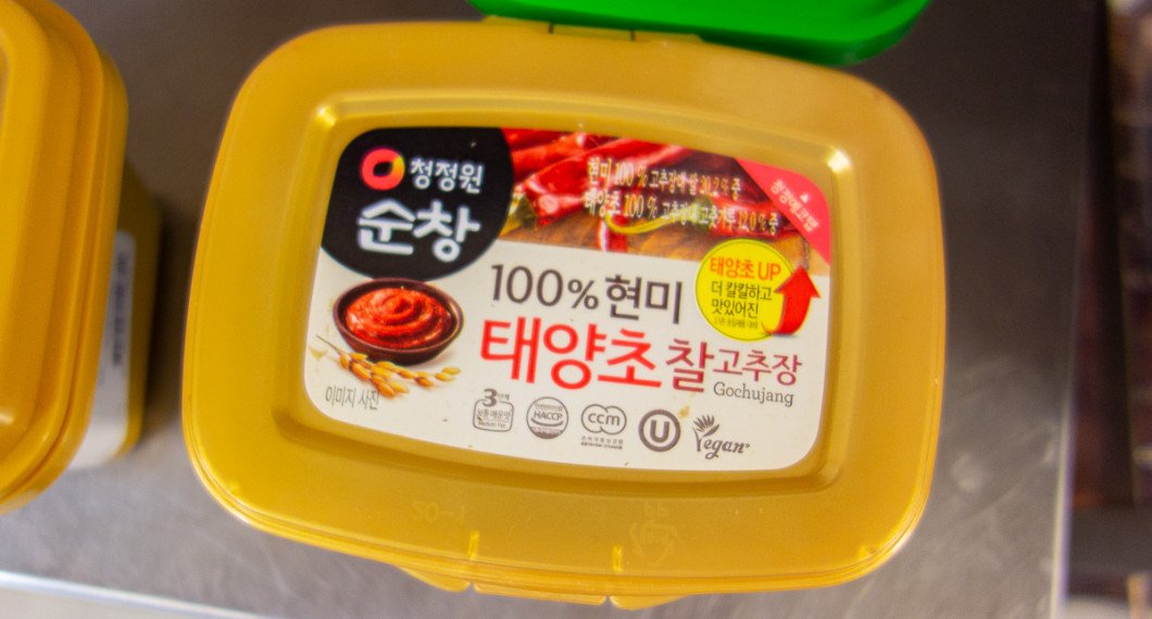 Gochujang chilipasta och andra koreanska ingredienser hittar du i en välsorterad asiatisk butik. 