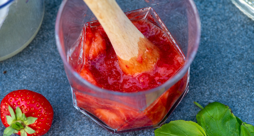 Jordgubbarna mosas med en muddler direkt i glaset. 