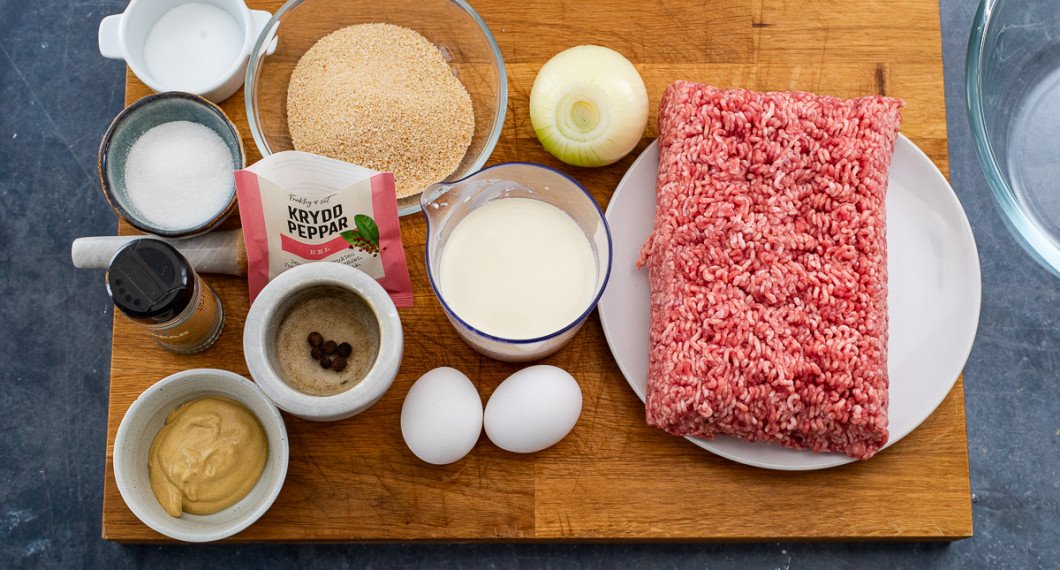 Till köttbullarna behöver du köttfärs som blandfärs, lök, grädde och mjölk, ägg, ströbröd, kryddpeppar, socker, salt, vitpeppar och stark senap. 