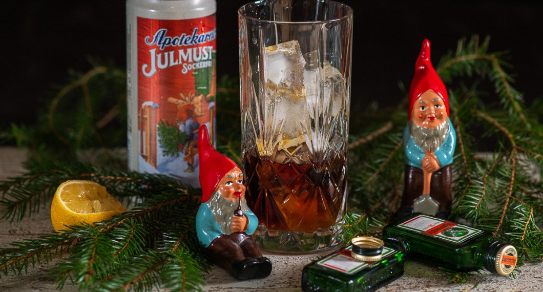 Till drinken behöver du kall julmust, citron och Jägermeister. 