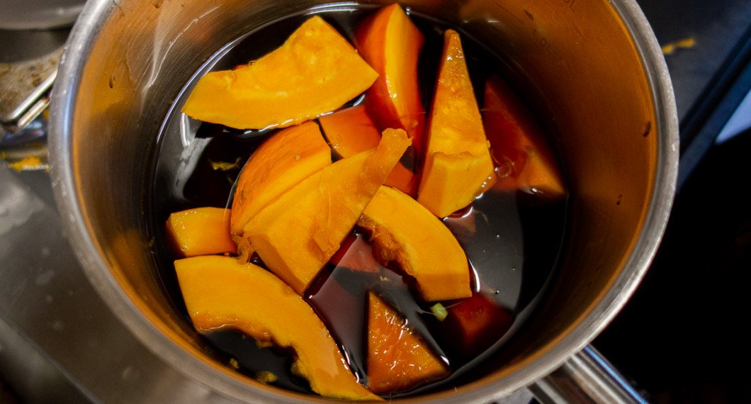 Pumpabitarna läggs i en kastrull med lagen av dashi, soja, mirin, socker och salt. 