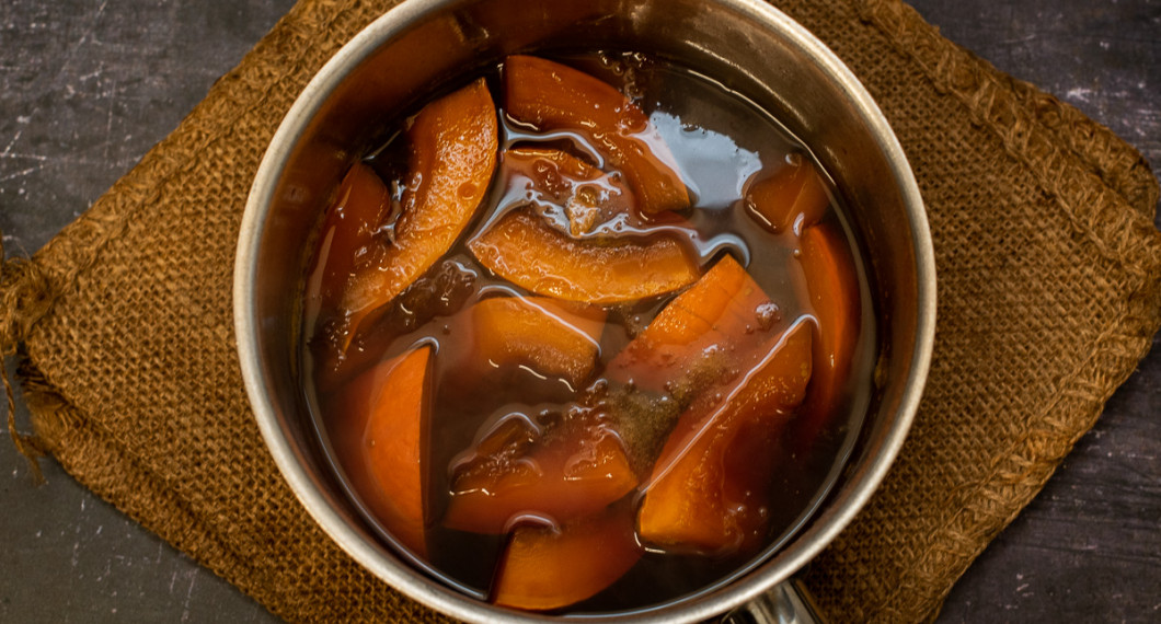 Pumpabitarna kokas mjuka ca 20 minuter och serveras sedan som de är i lagen. Obs man äter skalet också som blir mjukt men har lite tuggmotstånd och håller ihop bitarna så de ej kokar sönder. 