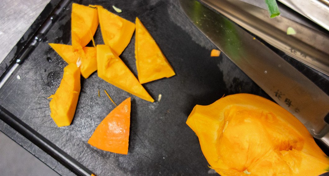 Pumpan delas i halvor och kärnorna samt innanmäte tas ut. Dela sedan i grova bitar lagom att äta i två tuggor med pinnar. 