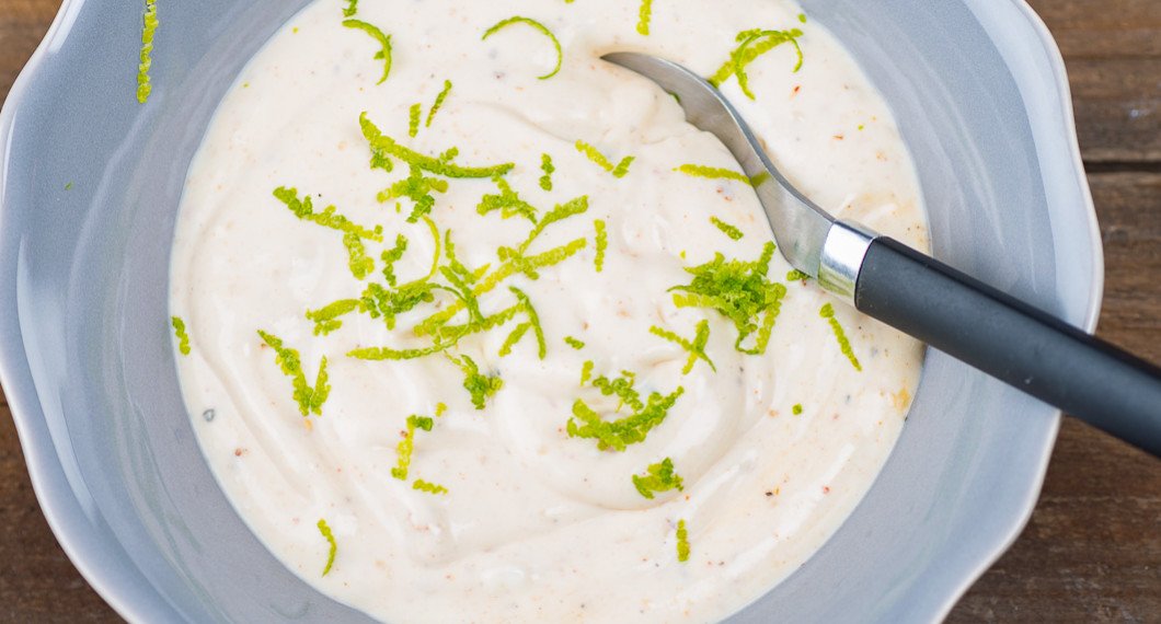 Förslag på sås till laxen - kall crèmefraichesås med mangochutney, chili och lime. 