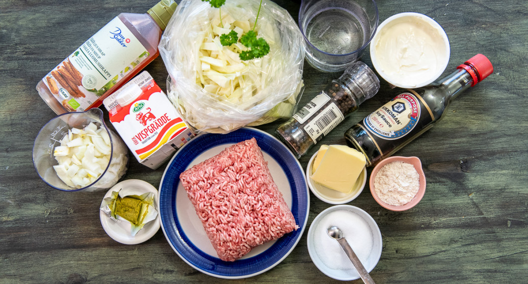Till kålmajan behöver du lök, ljus sirap, grädde, grönsaksbuljong, blandfärs, vitkål, persilja, vatten, svartpeppar, smör, salt, vetemjöl, soja samt crème fraiche. Utanför bild kinesisk soja.  