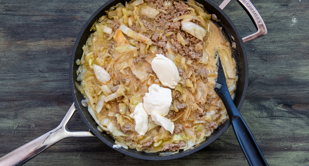 Låt puttra i 10 minuter och rör sedan i crème fraiche. 