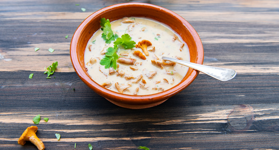 Kantarellsåsen i skål garnerad med persilja