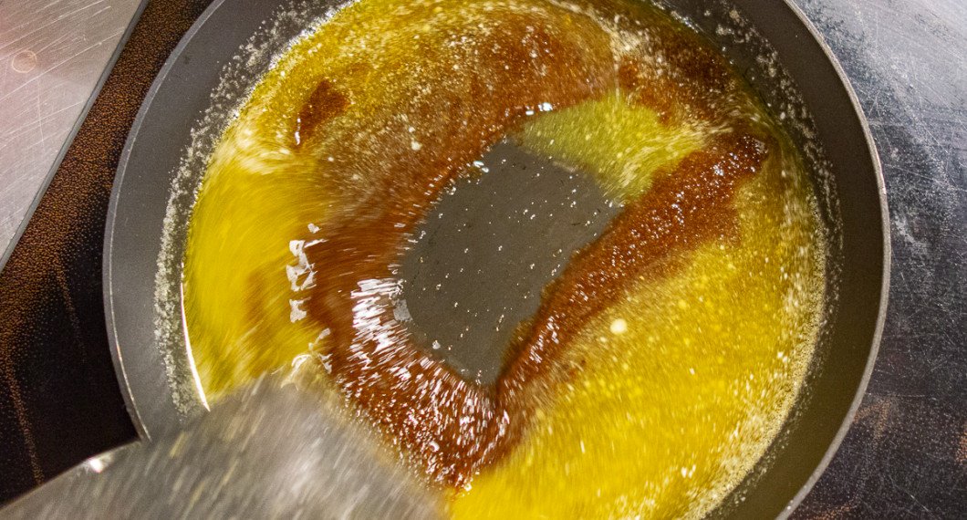 Smör och farinsocker smälts ihop. 