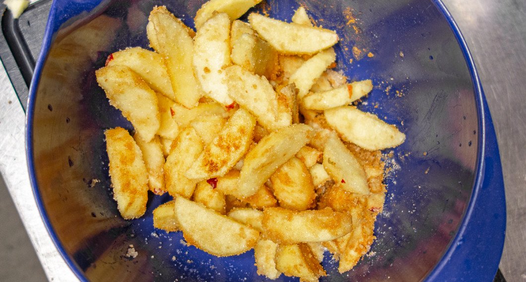 Äpplena blandas med kanel och socker till fyllningen. 