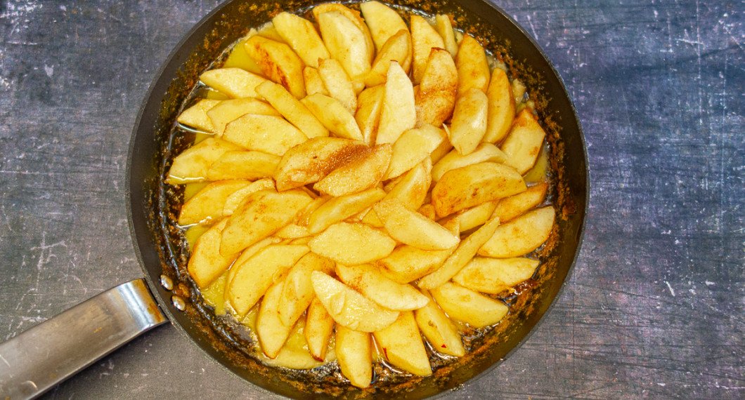 Äpplena läggs på ett lager deg med karamellen underst. 