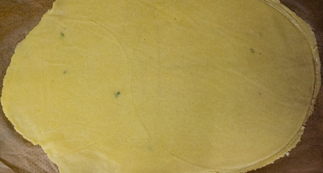 Degen kavlas ut så du får ut två rundlar till botten av stekpannan och en lite större att täcka över äpplena med på toppen. 