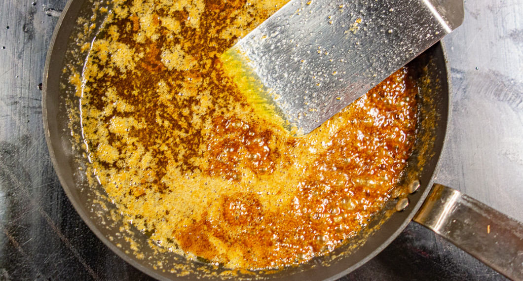 Socker- och smörblandningen blir karamell i botten på stekpannan när den gräddas. 