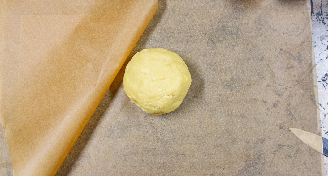 Gör först degen och låt den vila och kallna för att sedan kavla ut den. 